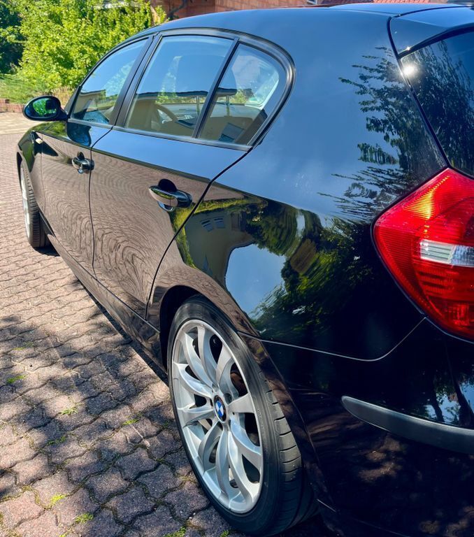 Schwarz Gebraucht 2009 BMW 116 Kleinwagen | 2.800 € (Guter Preis) - Bild 1/4