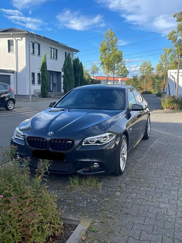 Grau Gebraucht 2015 BMW 530 M Sport Limousine | 27.000 € (Teuer) - Bild 1/4