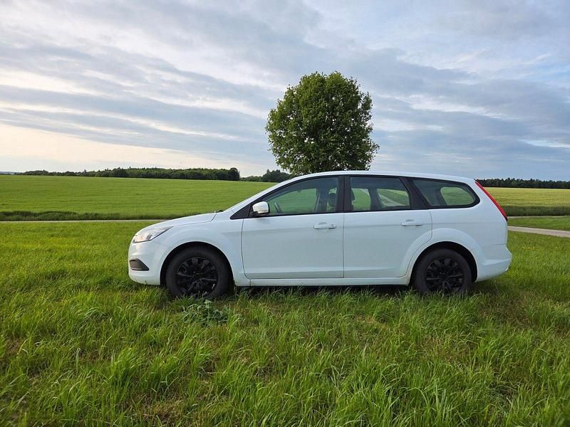 Weiß Gebraucht 2011 Ford Focus Kombi | 3.200 € (Teuer) - Bild 1/4