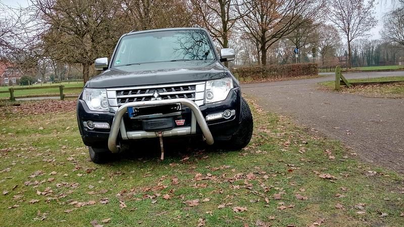 Schwarz Gebraucht 2017 Mitsubishi Pajero Top SUV | 22.000 € (Superpreis) - Bild 1/4