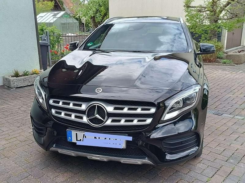 Schwarz Gebraucht 2020 Mercedes GLA200 AMG line SUV | 24.750 € (Fairer Preis) - Bild 1/4