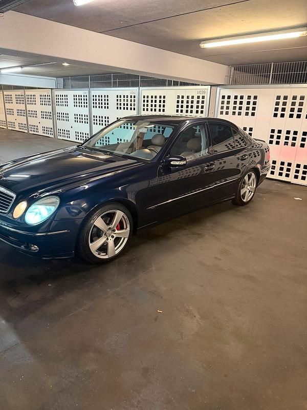 Blau Gebraucht 2004 Mercedes E240 Avantgarde Limousine | 5.500 € (Teuer) - Bild 1/4