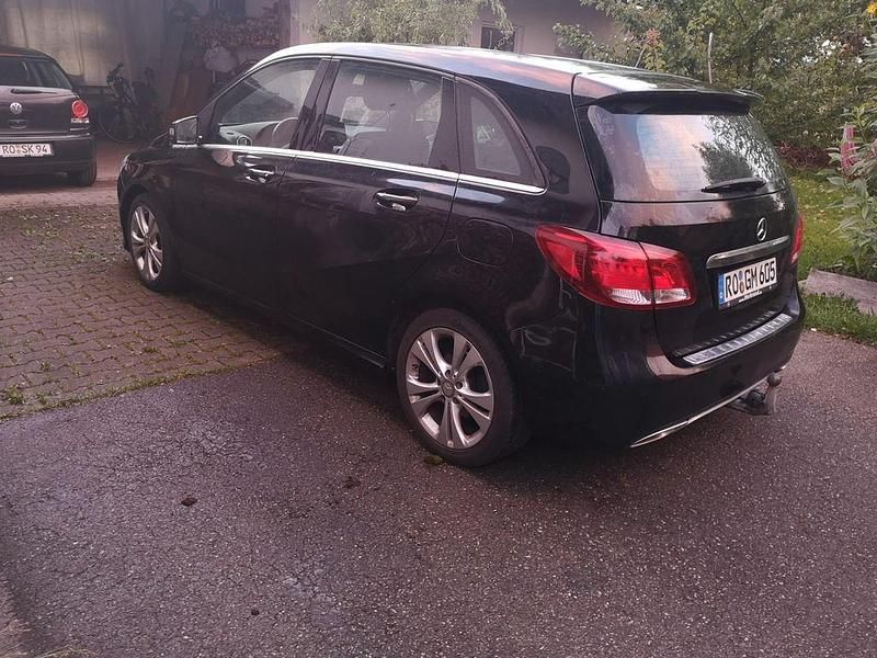 Schwarz Gebraucht 2017 Mercedes B180 Urban Van / Kleinbus | 13.250 € (Guter Preis) - Bild 1/4