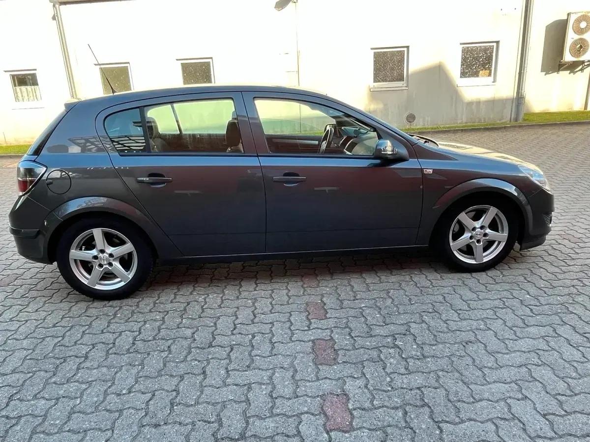 Gebraucht Opel Astra 125 PS (91 kW) 2009 Grau Limousine
