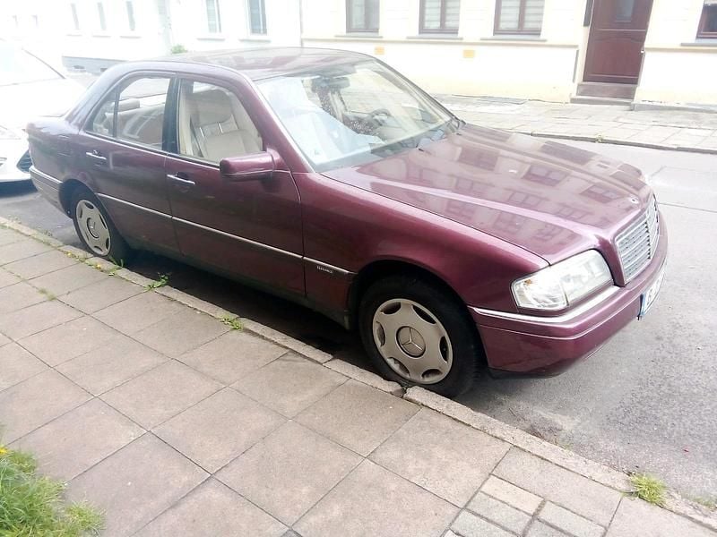 Rot Gebraucht 1996 Mercedes C220 Limousine | 2.200 € - Bild 1/4