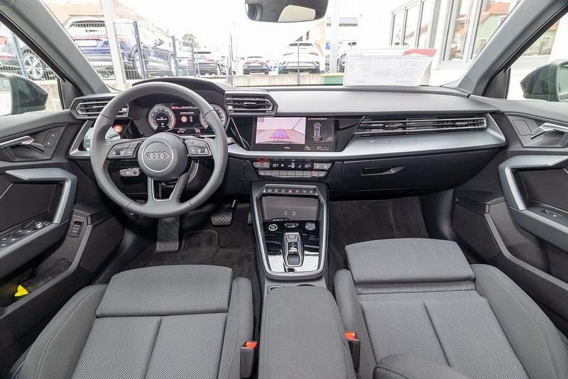 Gebraucht Audi A3 Advanced Plus 116 PS (85 kW) 2025 Grau Limousine