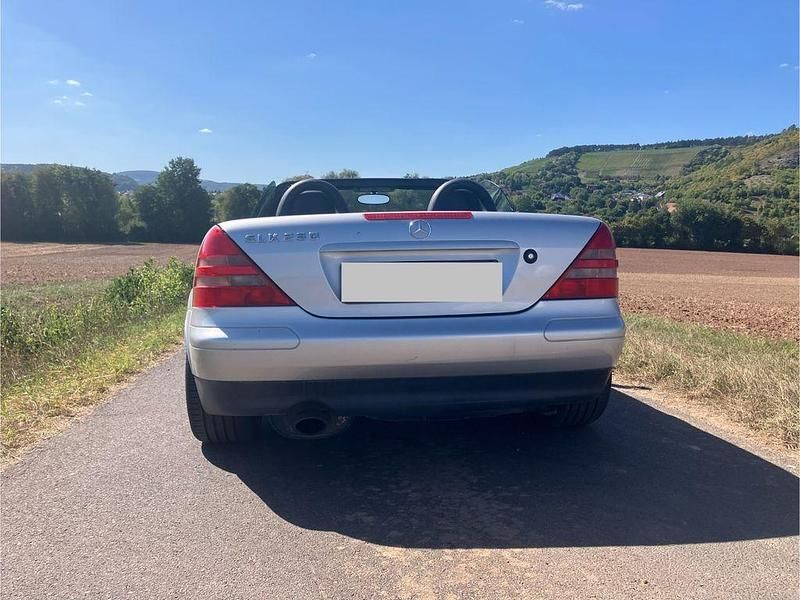 Gebraucht Mercedes SLK230 193 PS (141 kW) 1997 Silber Cabrio