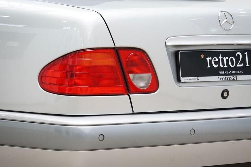 Gebraucht Mercedes E220 Classic 125 PS (91 kW) 1999 Silber Limousine