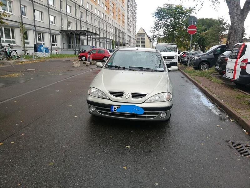 Grün Gebraucht 2002 Renault Mégane II Limousine | 1.350 € (Fairer Preis) - Bild 1/4