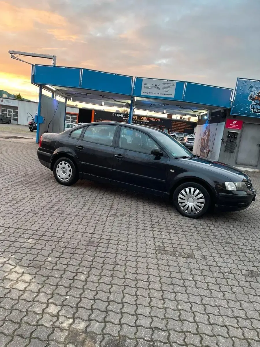 Gebraucht VW Passat 101 PS (74 kW) 1998 Schwarz Limousine