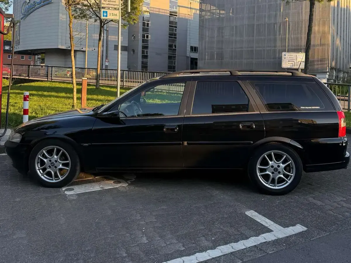 Gebraucht Opel Vectra 116 PS (85 kW) 1998 Schwarz Kombi