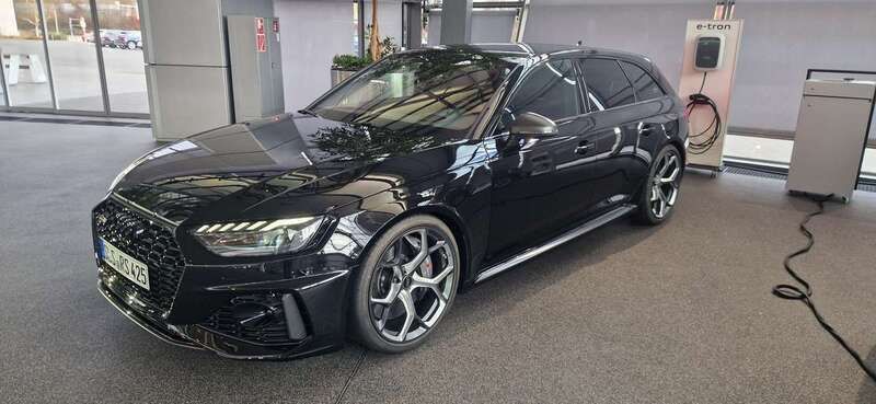 Schwarz Neu 2024 Audi RS4 Comfort Kombi | 200.000 € - Bild 1/4
