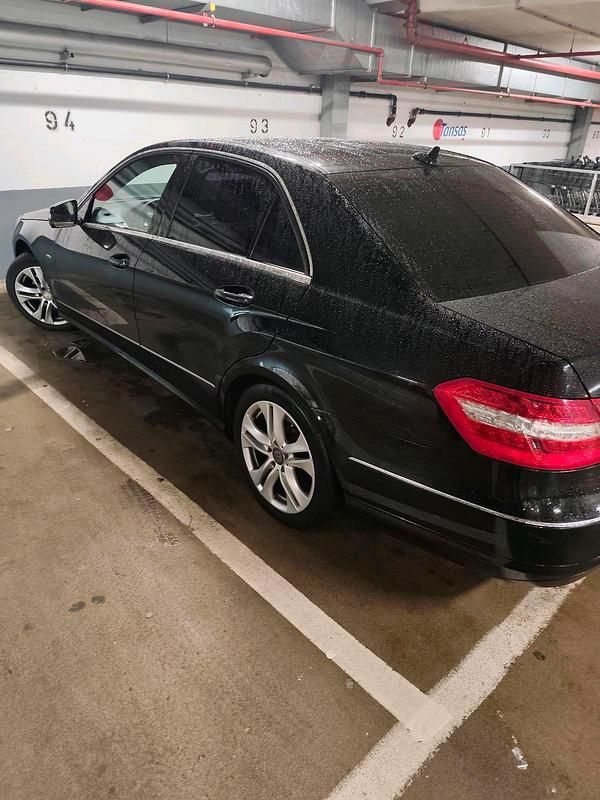 Gebraucht Mercedes E250 204 PS (150 kW) 2011 Schwarz Limousine