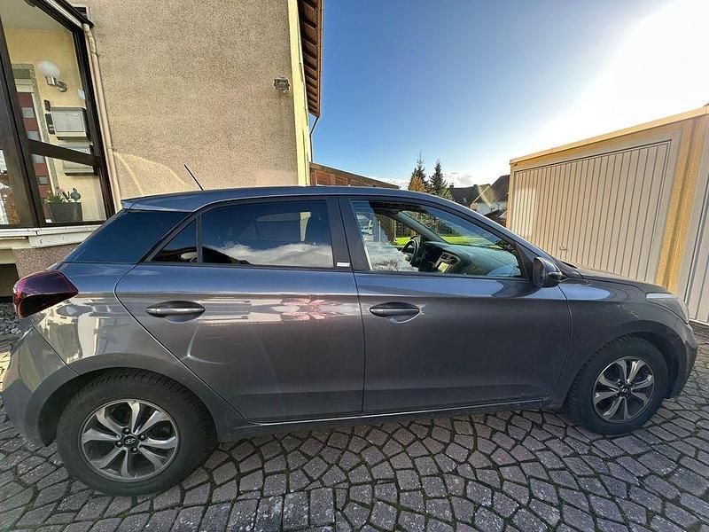 Gebraucht Hyundai i20 Active 101 PS (74 kW) 2020 Grau Kleinwagen