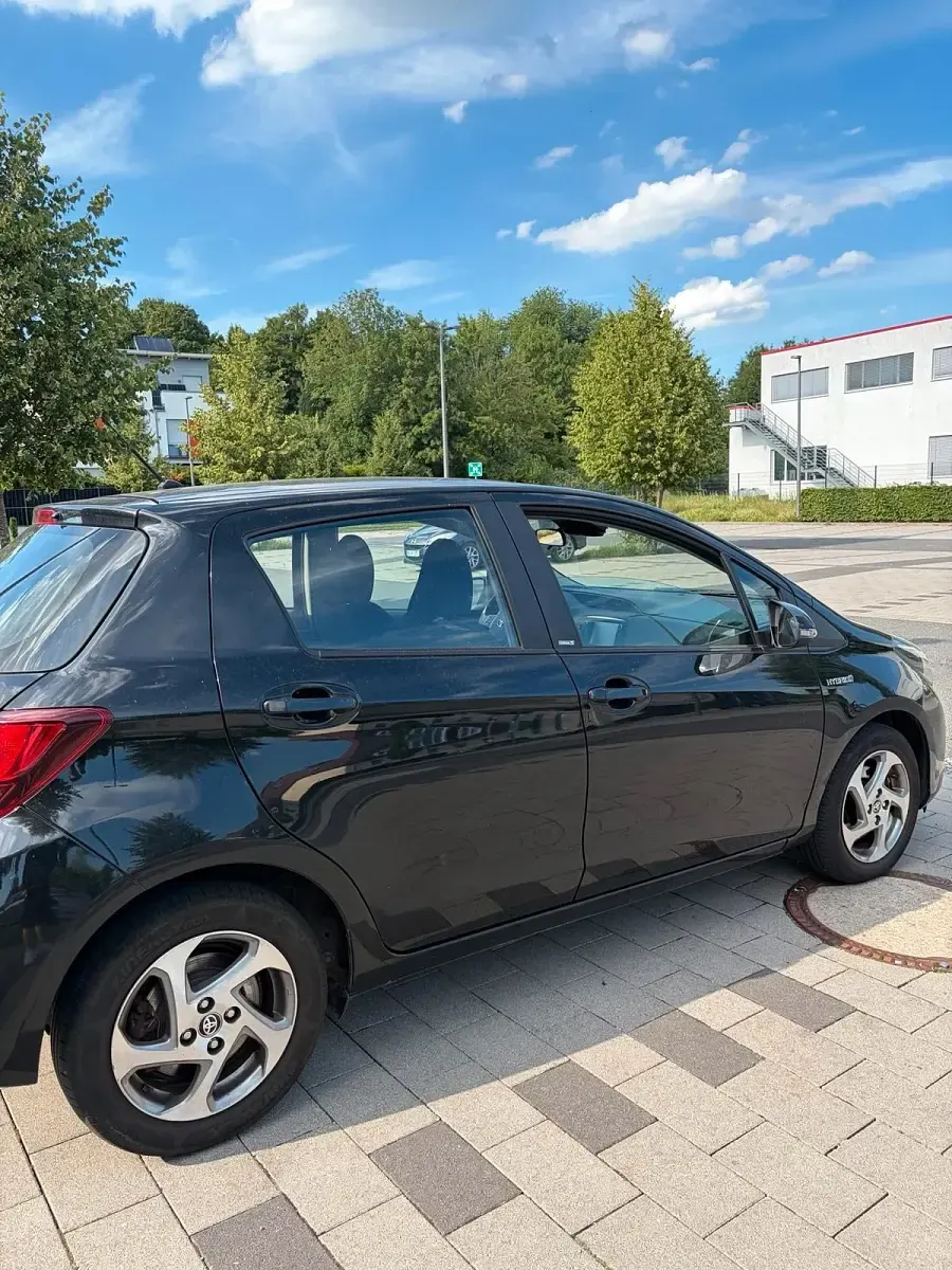 Gebraucht Toyota Yaris 101 PS (74 kW) 2016 Schwarz Kleinwagen