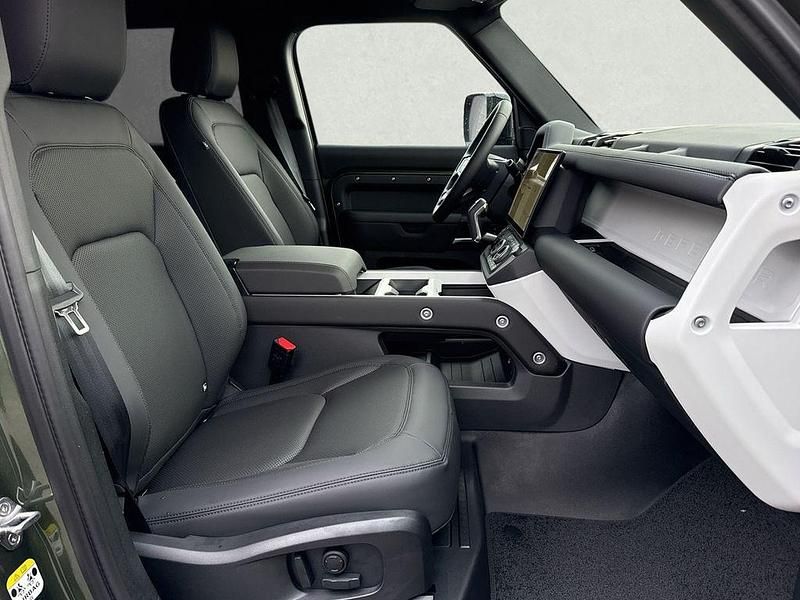 Neu Land Rover Defender SE Dynamic 349 PS (256 kW) 2025 Gruen SUV