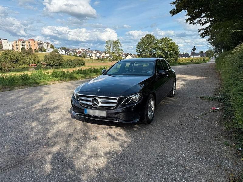 Schwarz Gebraucht 2018 Mercedes E200 Limousine | 17.900 € (Fairer Preis) - Bild 1/4