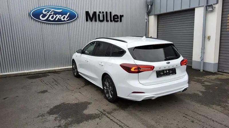 Gebraucht Ford Focus ST-Line 125 PS (91 kW) 2024 Lackierung frostweiá Limousine