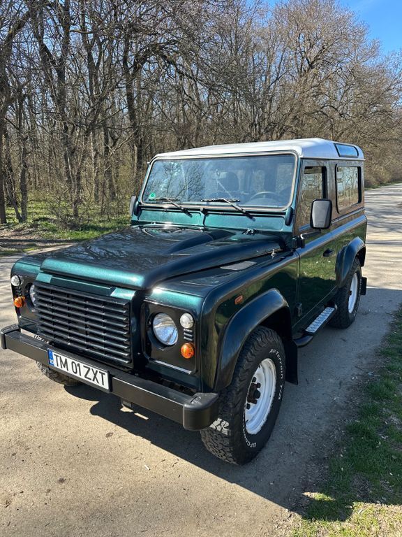 Grün Gebraucht 2014 Land Rover Defender SE SUV | 32.900 € - Bild 1/4