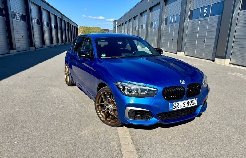 Blau Gebraucht 2017 BMW M140 Shadowline Limousine | 29.999 € - Bild 1/4