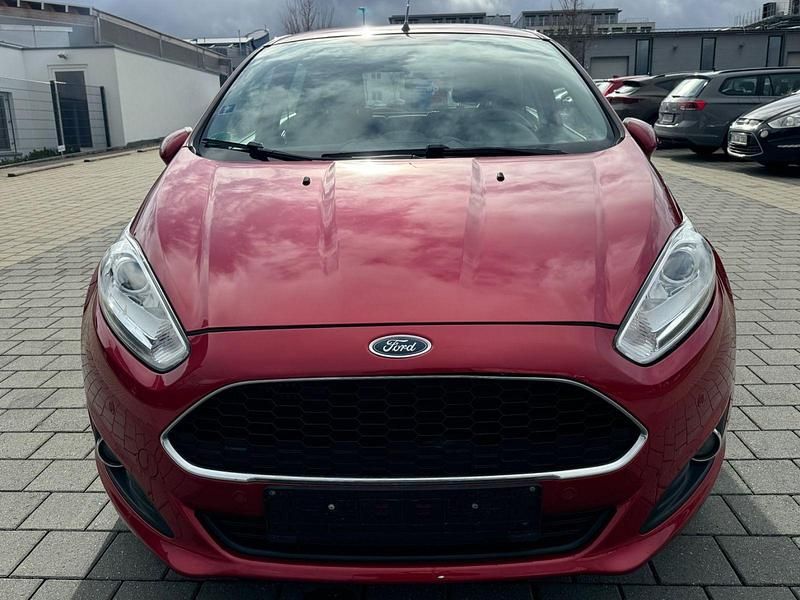 Gebraucht Ford Fiesta Celebration 101 PS (74 kW) 2016 Rot Kleinwagen