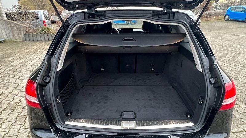 Gebraucht Mercedes C220 Avantgarde 194 PS (142 kW) 2021 Schwarz Kombi