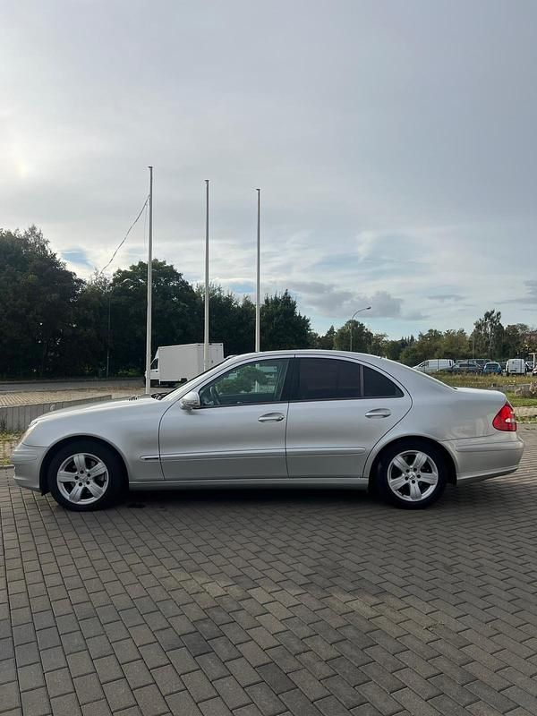 Gebraucht Mercedes E220 150 PS (110 kW) 2002 Silber Limousine