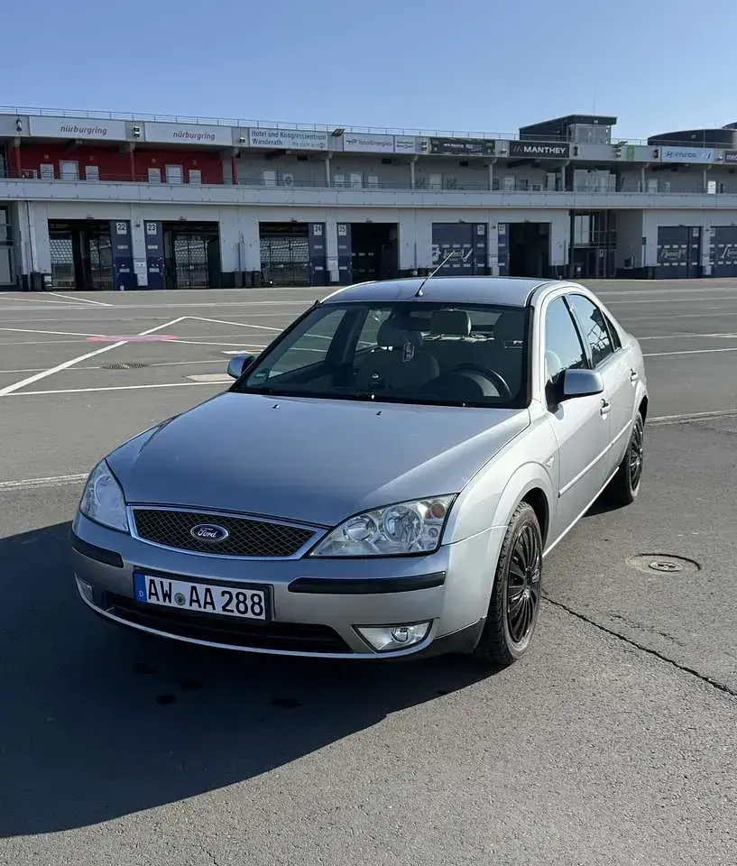 Gebraucht Ford Mondeo Ambiente 125 PS (91 kW) 2005 Grau Limousine