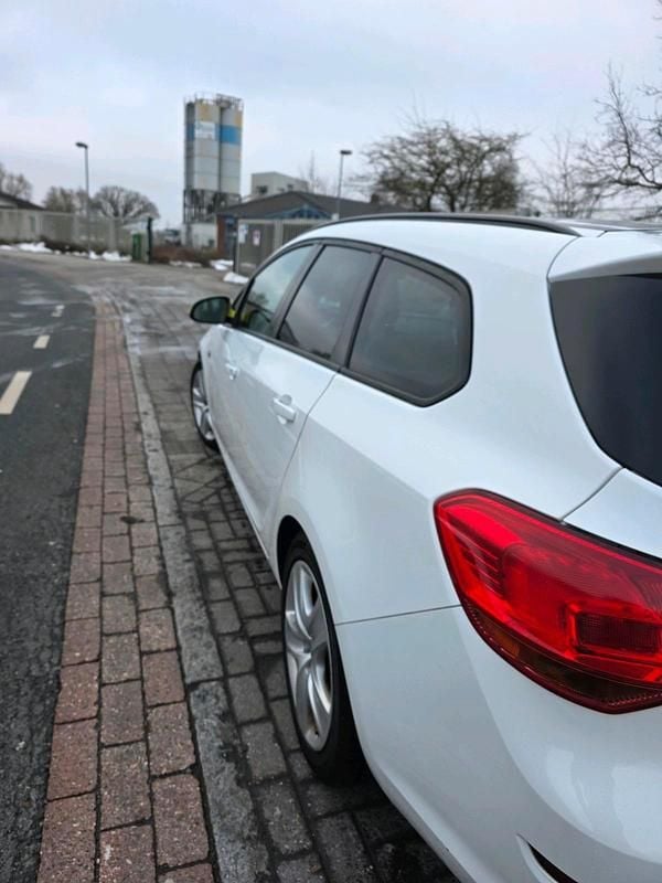 Gebraucht Opel Astra Design Edition 140 PS (102 kW) 2011 Weiß Kombi