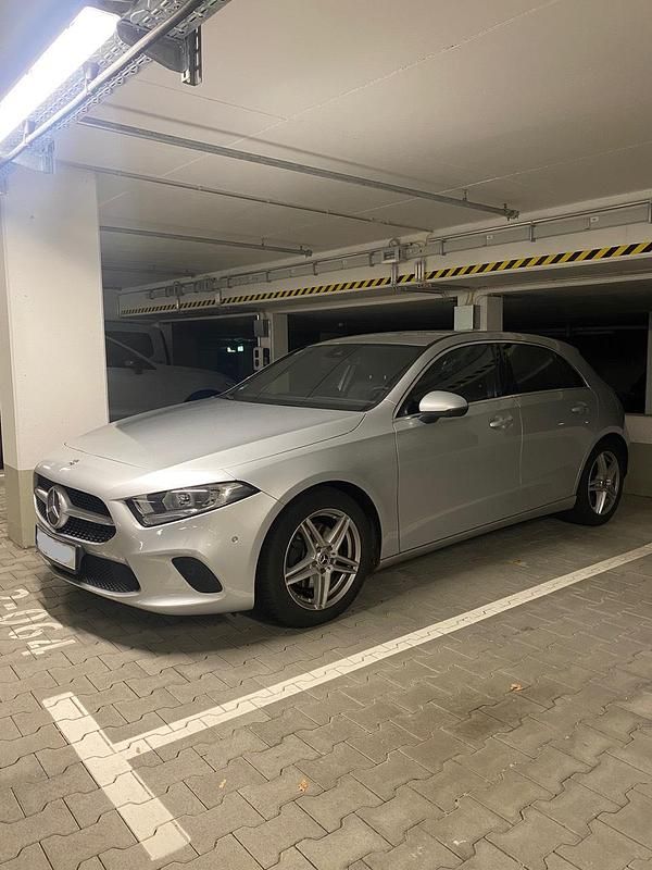 Silber Gebraucht 2018 Mercedes A200 Kleinwagen | 16.500 € (Guter Preis) - Bild 1/4