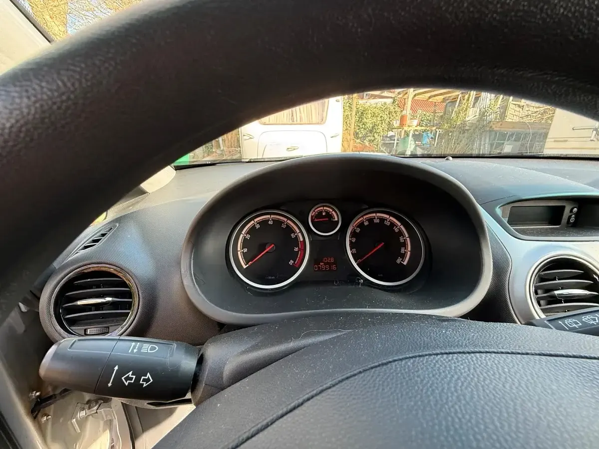Używany Opel Corsa 80 KM (58 kW) 2009 Srebrny Hatchback