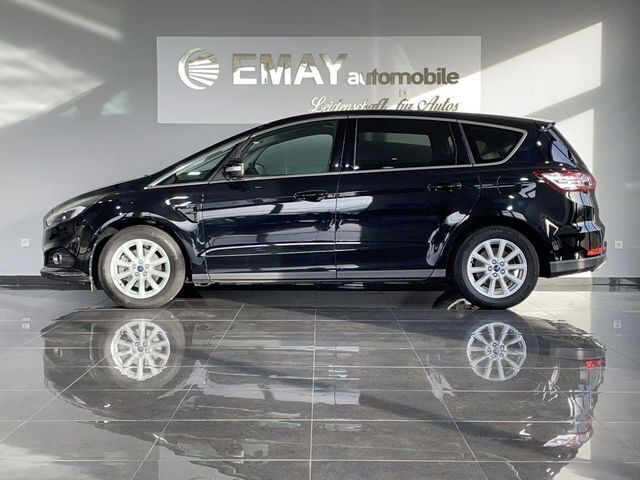Schwarz (iridiumschwarz metallic) Gebraucht 2017 Ford S-MAX Titanium Van / Kleinbus | 20.989 € (Teuer) - Bild 1/4