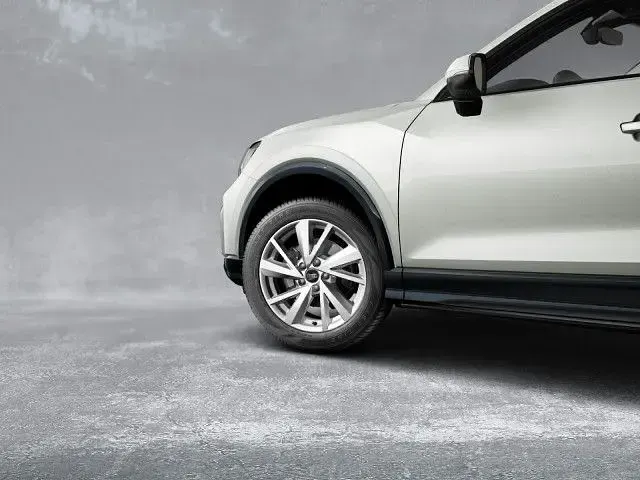 Używany Audi Q2 Advanced Plus 150 KM (110 kW) 2025 Srebrny SUV