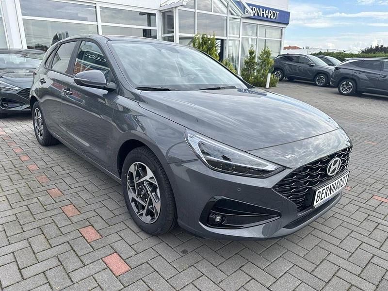 Grau Neu 2025 Hyundai i30 Limousine | 20.990 € (Fairer Preis) - Bild 1/4