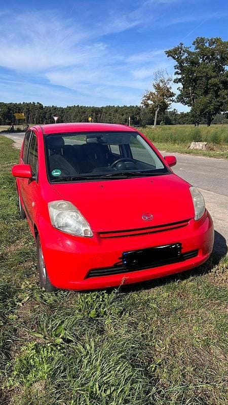 Rot Gebraucht 2004 Daihatsu Sirion Kleinwagen | 2.200 € (Fairer Preis) - Bild 1/4