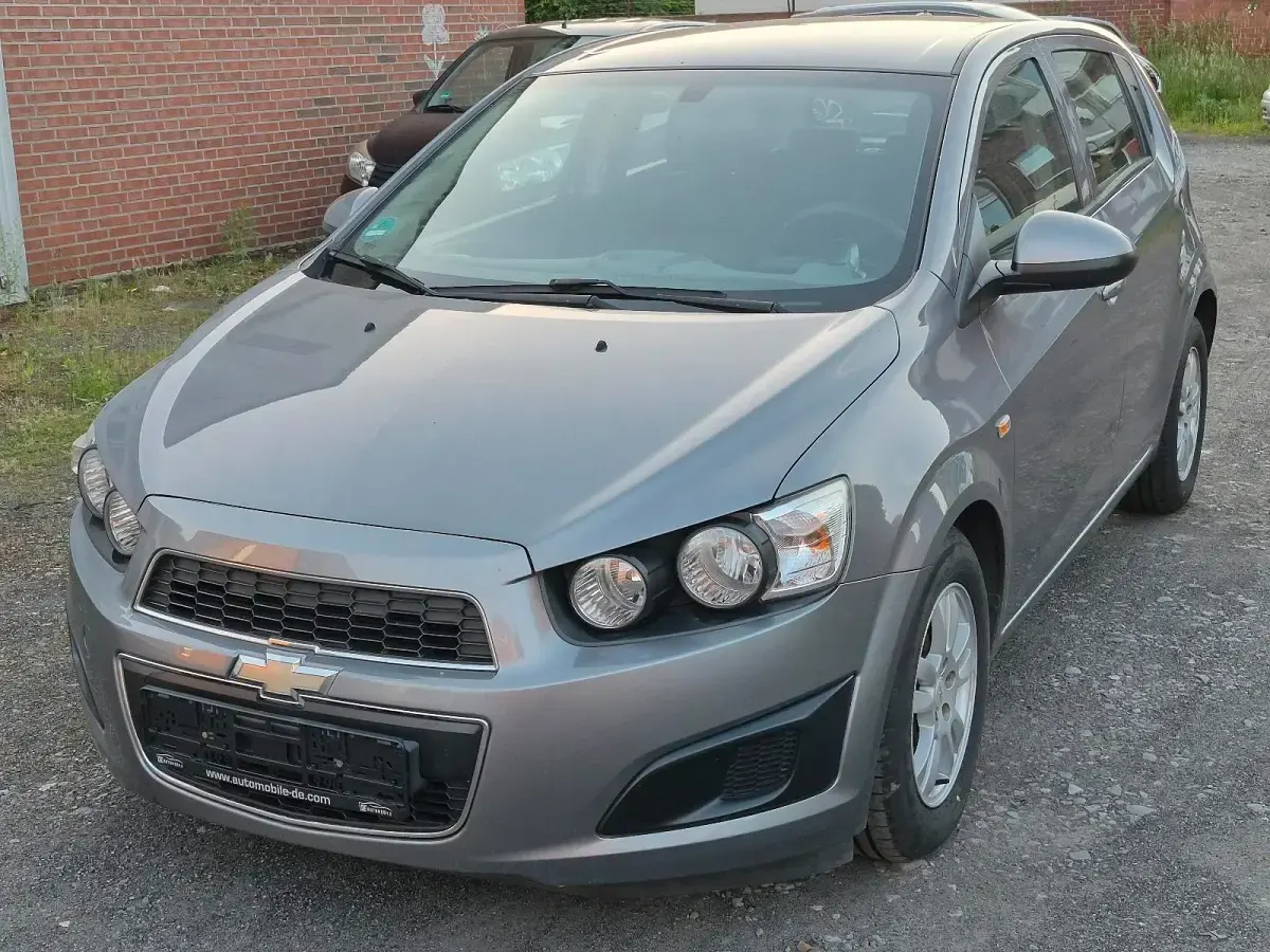 Gebraucht Chevrolet Aveo 75 PS (55 kW) 2013 Grau Kleinwagen