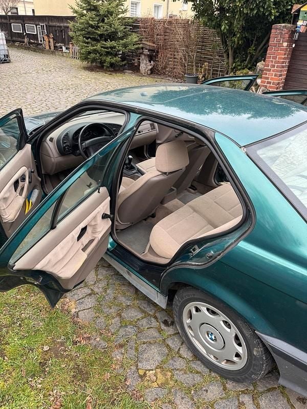 Gebraucht BMW 318 100 PS (73 kW) 1993 Grün Limousine