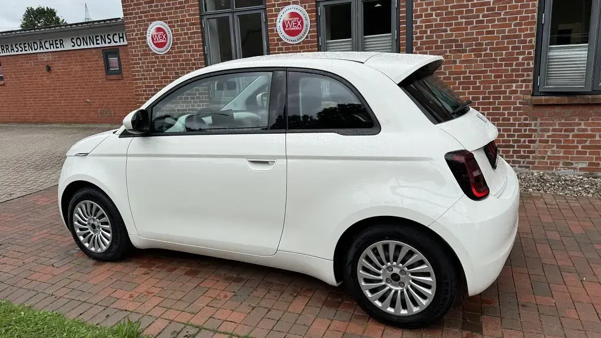 Gebraucht Fiat 500e Basis 86 kW (118 PS) 2023 Weiß (colore esterno (arktis weiß)) Limousine