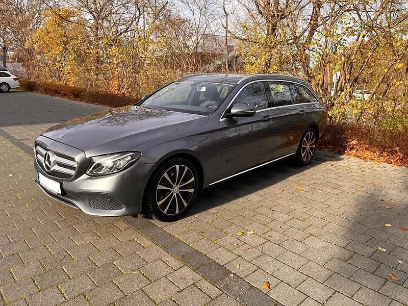 Grau Gebraucht 2016 Mercedes E200 Avantgarde Kombi | 19.800 € (Fairer Preis) - Bild 1/4
