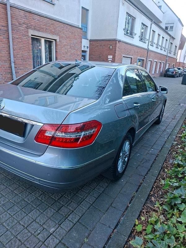 Gebraucht Mercedes E250 204 PS (150 kW) 2009 Grau Limousine
