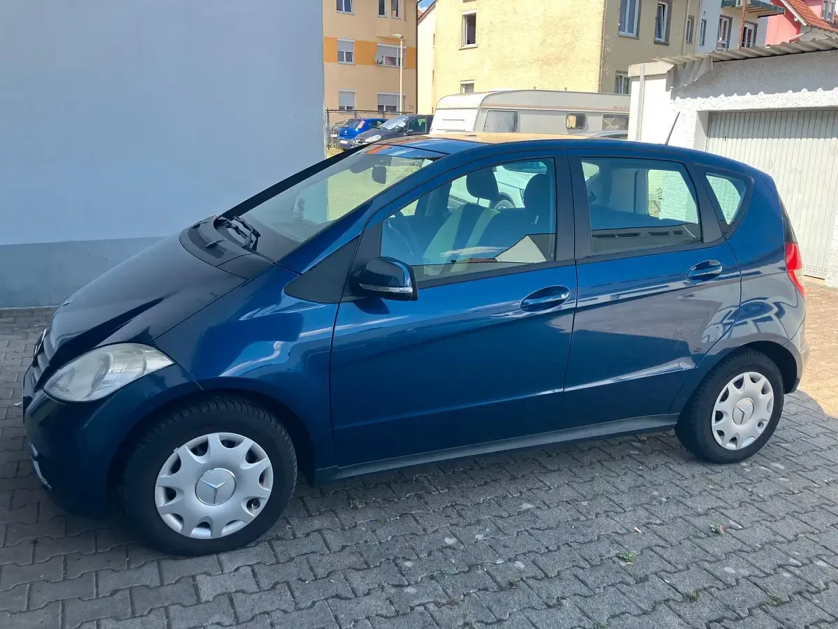 Gebraucht Mercedes A180 109 PS (80 kW) 2010 Blau Limousine