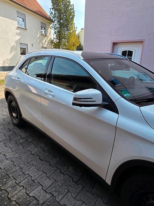 Gebraucht Mercedes GLA180 122 PS (89 kW) 2019 Weiß SUV