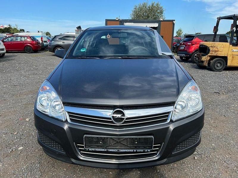 Grau Gebraucht 2009 Opel Astra Selection Limousine | 990 € (Superpreis) - Bild 1/4