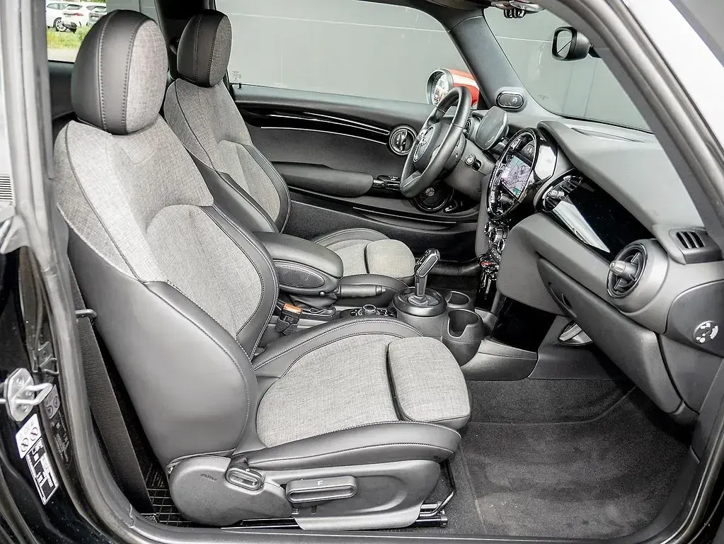 Gebraucht Mini Cooper 136 PS (100 kW) 2023 Midnight schwarz Kleinwagen
