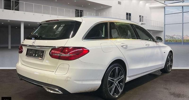 Gebraucht Mercedes C300e 194 PS (142 kW) 2021 Polarweiss  unilack Kombi