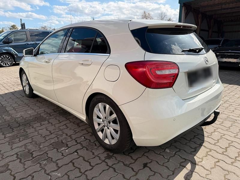 Gebraucht Mercedes A180 122 PS (89 kW) 2012 Weiß Kombi