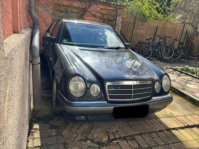 Gebraucht Mercedes E320 Elegance 220 PS (161 kW) 1996 Schwarz Limousine