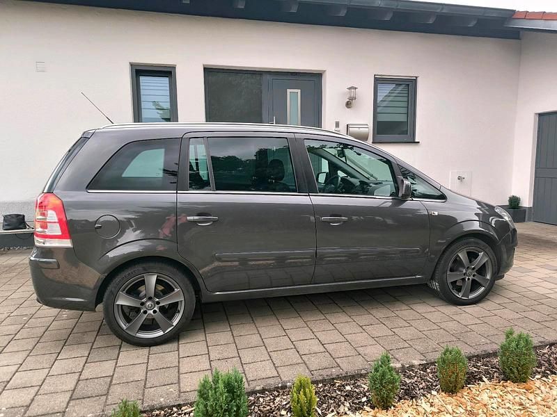 Grau Gebraucht 2011 Opel Zafira Van / Kleinbus | 4.999 € (Etwas zu teuer) - Bild 1/4