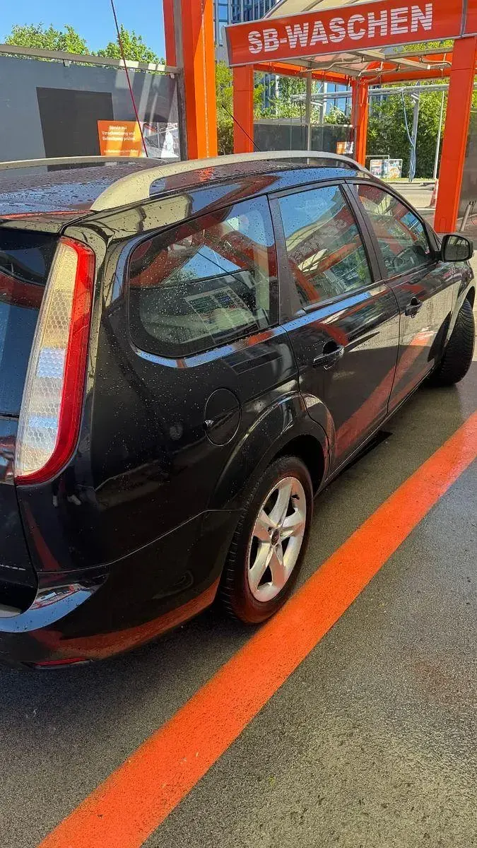 Gebraucht Ford Focus Ambiente 105 PS (77 kW) 2010 Schwarz Kombi
