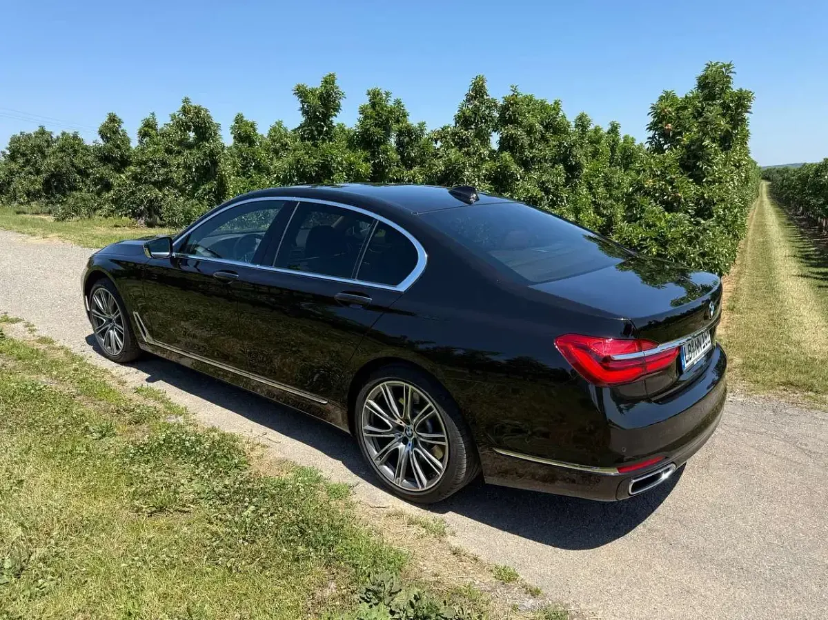 Gebraucht BMW 750 Executive 400 PS (294 kW) 2017 Braun Limousine